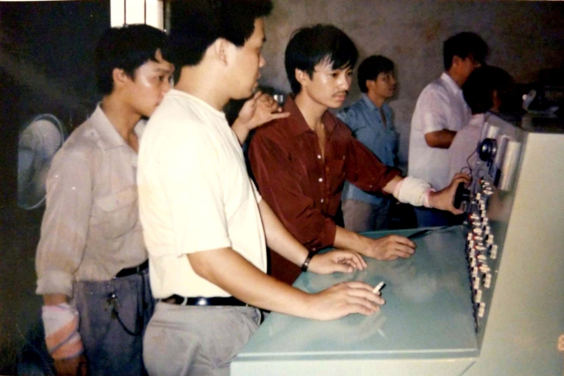 杨斌 1994年，西高所专家到枣阳厂指导生产新产品KYN1高压柜.jpg.jpg