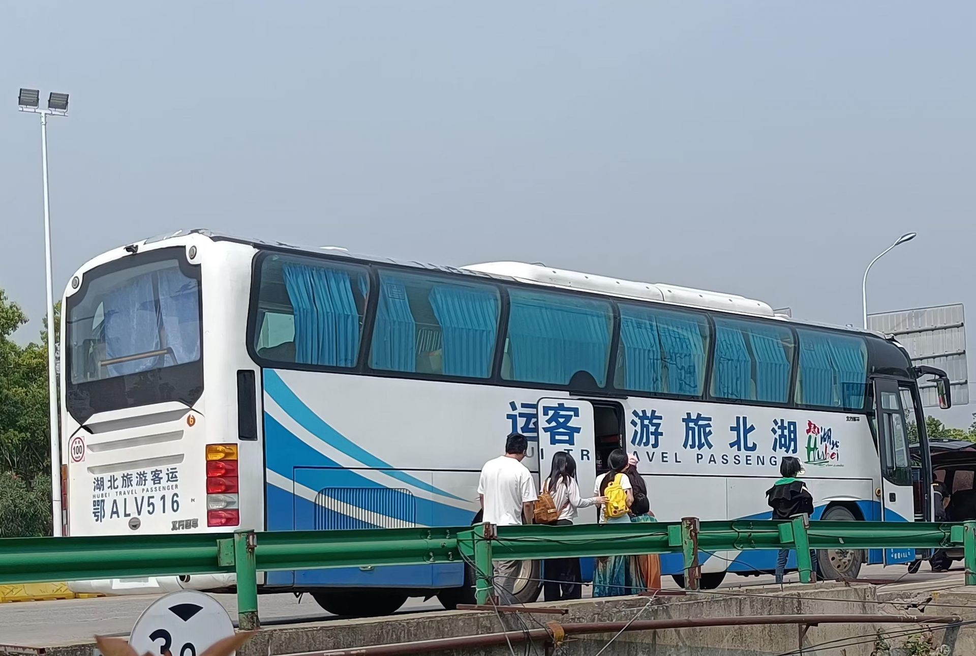 温暖的护送旺吉管理办公室为40名搁浅的乘客提供