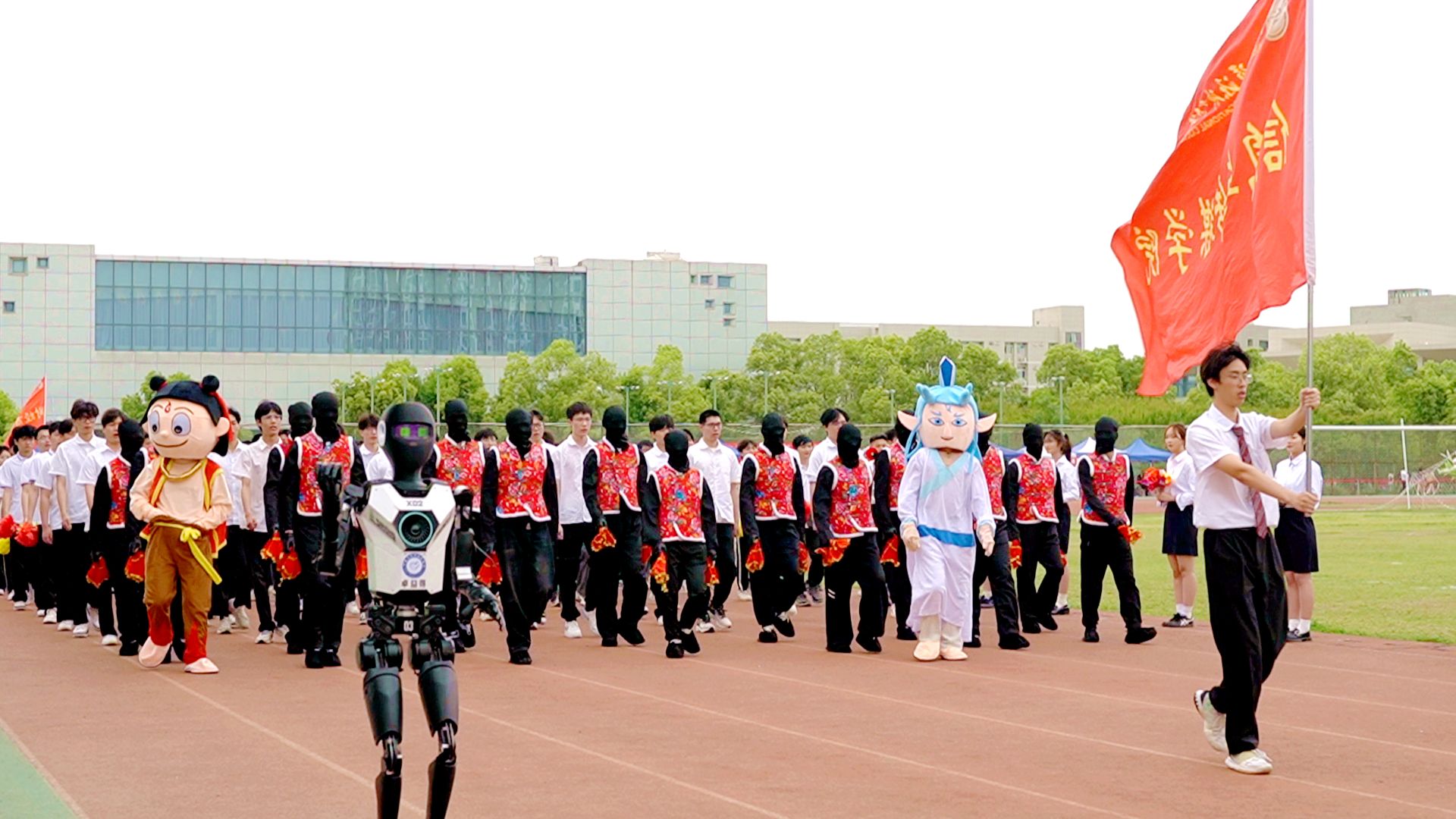 ‌人类形状的机器人在学校体育会议上首次亮相