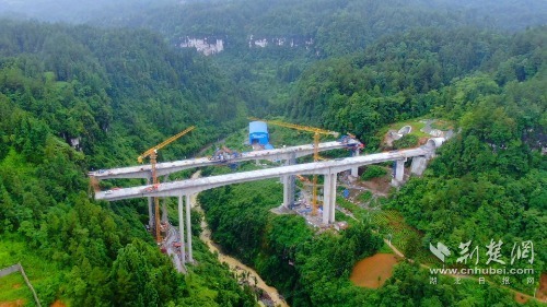 利克西亚高速公路两东桥成功合并